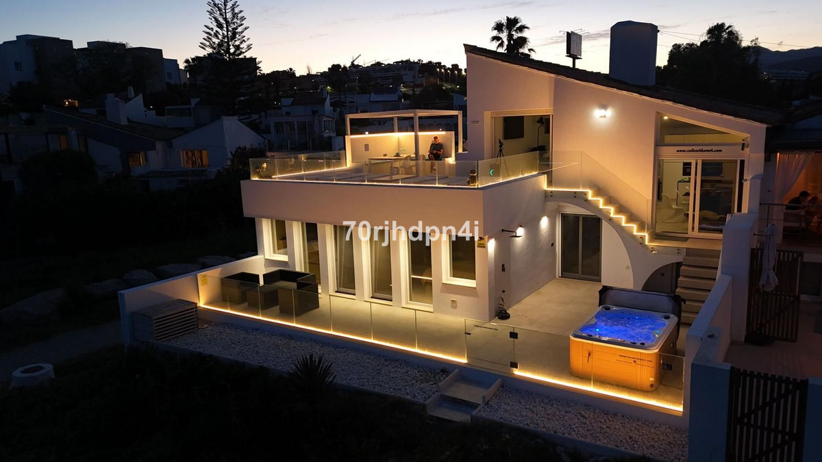 Se vende Villa - Chalet de 4 dormitorios en Costa Del Sol, Málaga, España