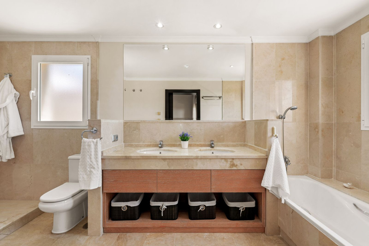 2 Bed Apartment for sale in Atalaya Costa Del Sol, Málaga, Spain