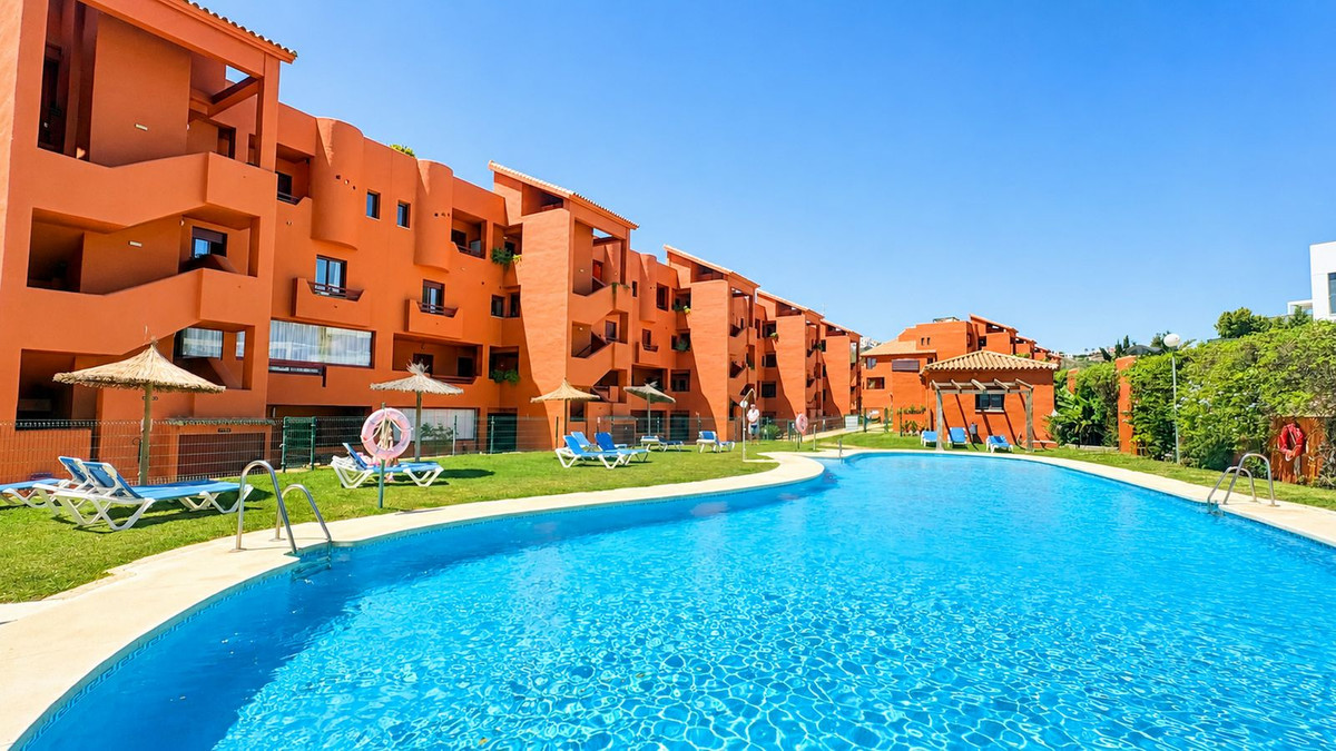 3 Bed Apartment for sale in La Duquesa Costa Del Sol, Málaga, Spain