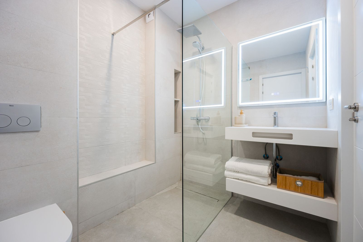 3 Bed Apartment for sale in Estepona Costa Del Sol, Málaga, Spain