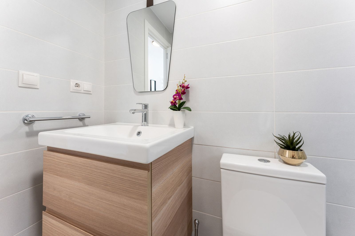 2 Bed Apartment for sale in Fuengirola Costa Del Sol, Málaga, Spain