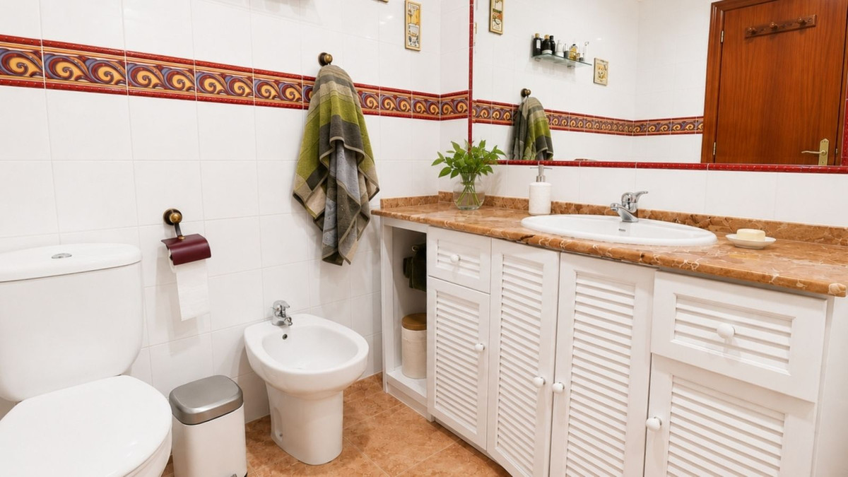 4 Bed Townhouse for sale in La Línea Costa Del Sol, Cádiz, Spain