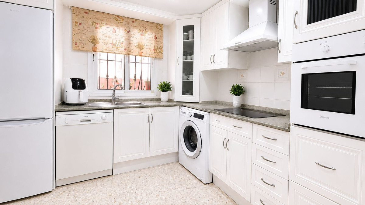 4 Bed Townhouse for sale in La Línea Costa Del Sol, Cádiz, Spain