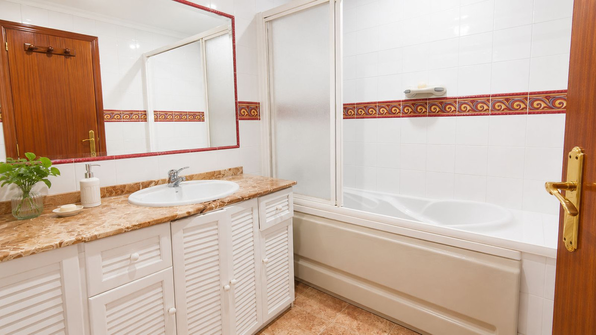 4 Bed Townhouse for sale in La Línea Costa Del Sol, Cádiz, Spain