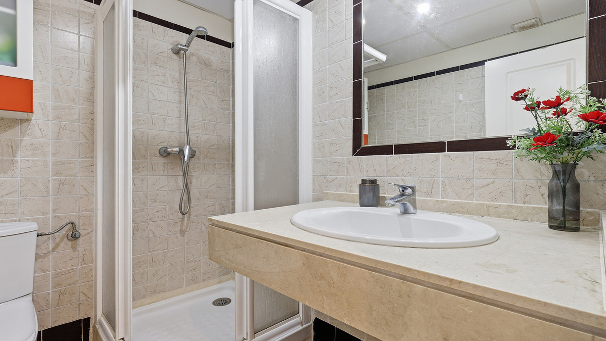 2 Bed Apartment for sale in La Duquesa Costa Del Sol, Málaga, Spain