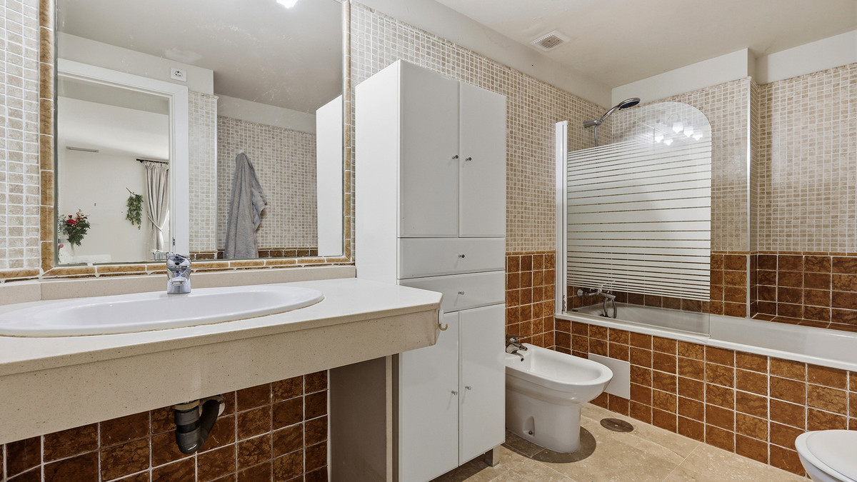 2 Bed Apartment for sale in La Duquesa Costa Del Sol, Málaga, Spain