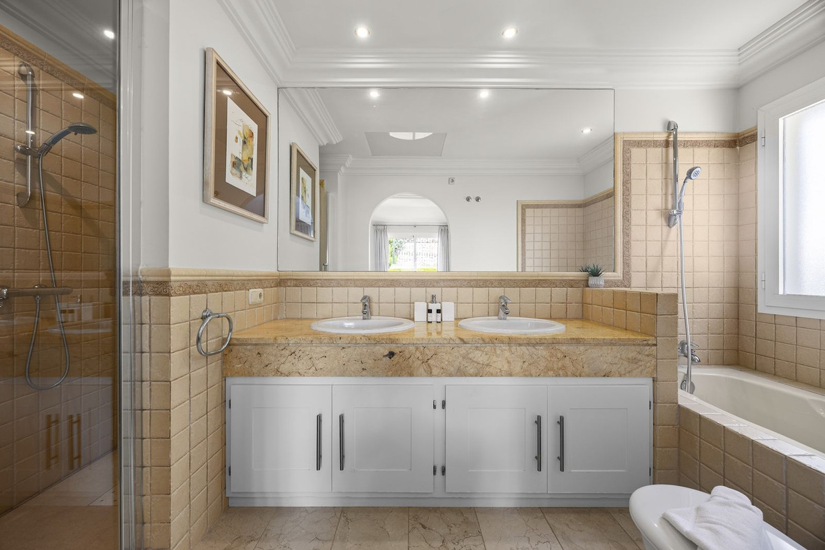 Se vende Villa - Chalet de 8 dormitorios en Costa Del Sol, Málaga, España