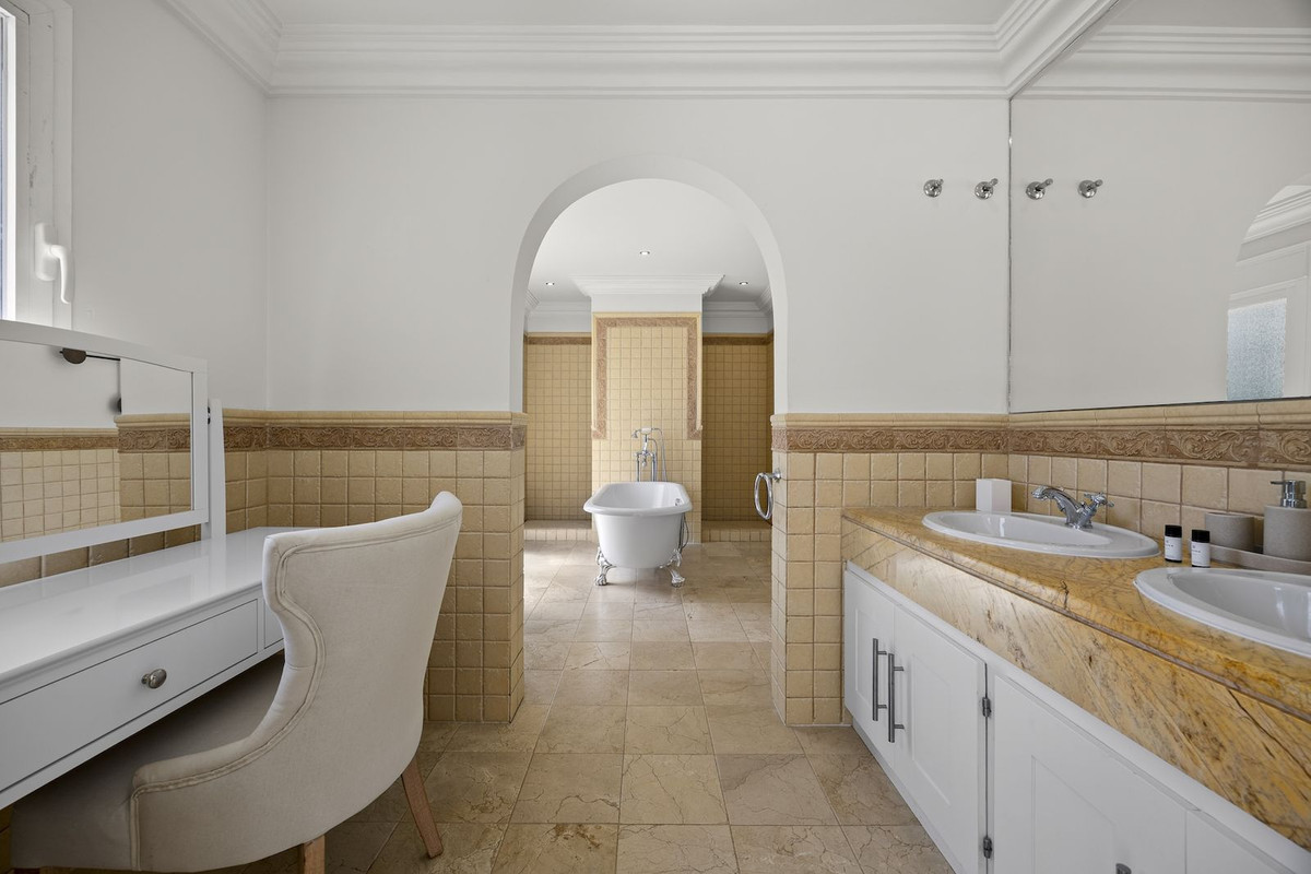 Se vende Villa - Chalet de 8 dormitorios en Costa Del Sol, Málaga, España