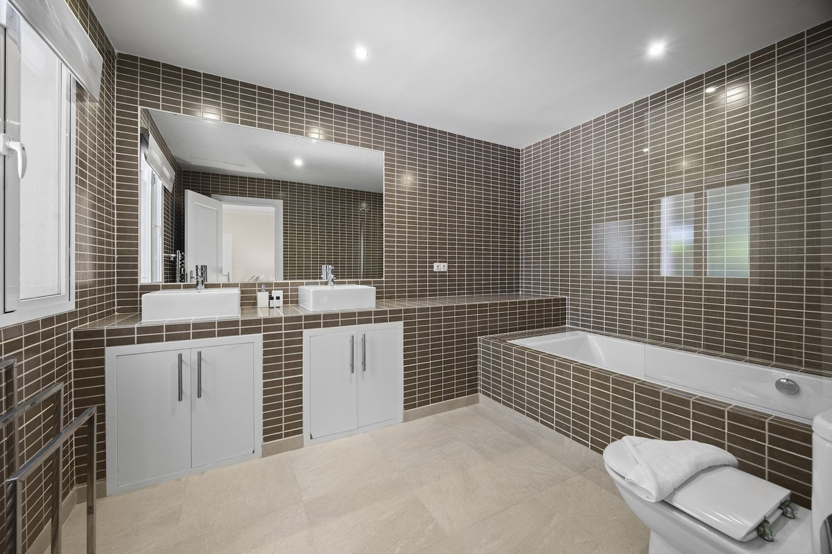 Se vende Villa - Chalet de 8 dormitorios en Costa Del Sol, Málaga, España