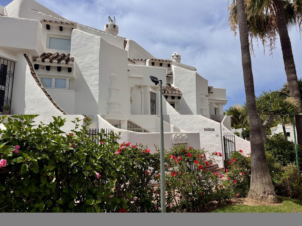 2 Bed Apartment for sale in Calahonda Costa Del Sol, Málaga, Spain