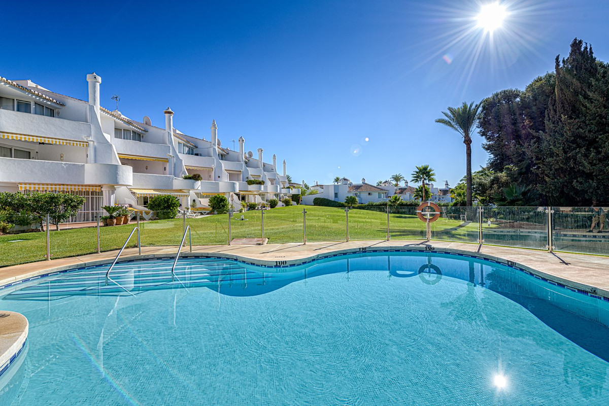2 Bed Apartment for sale in Calahonda Costa Del Sol, Málaga, Spain