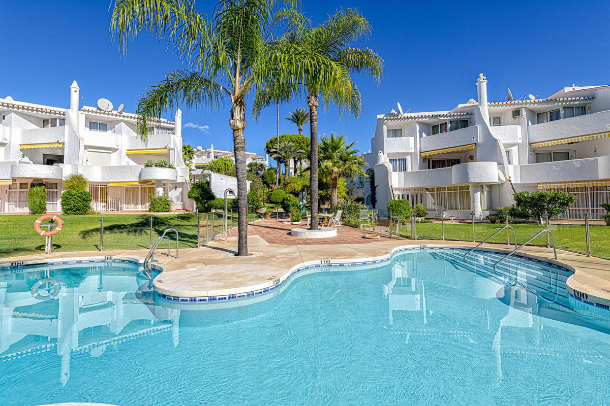 2 Bed Apartment for sale in Calahonda Costa Del Sol, Málaga, Spain