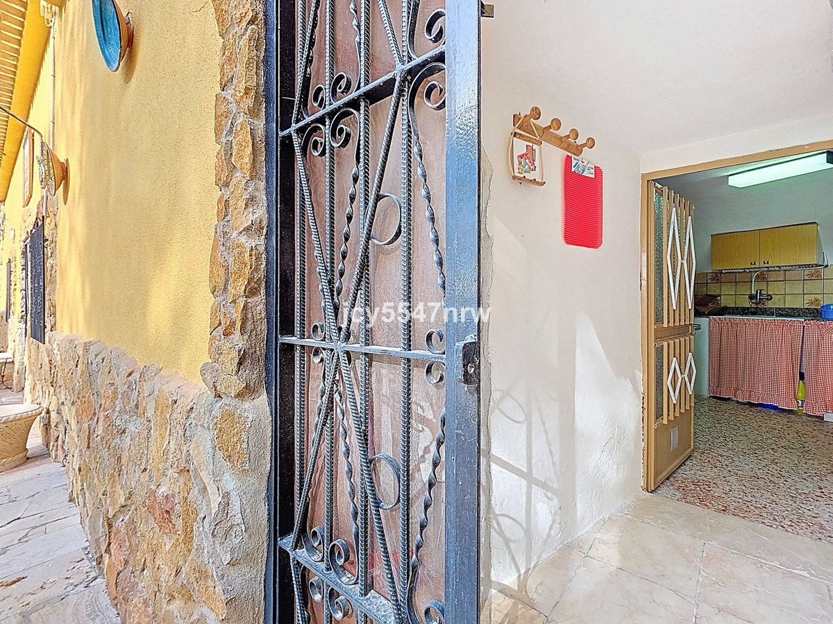 4 Bed Townhouse for sale in Pinoso Costa Blanca, Alicante, Spain