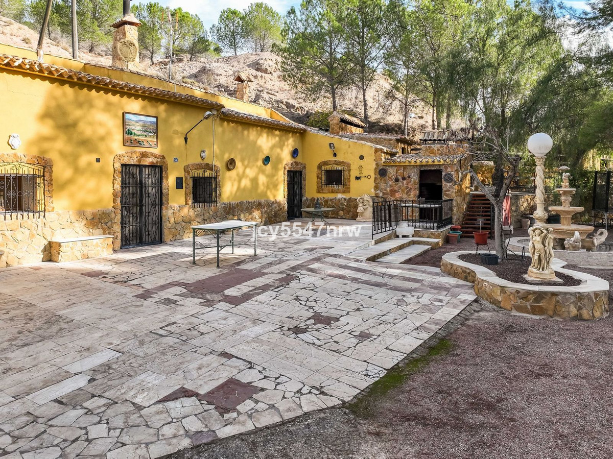4 Bed Townhouse for sale in Pinoso Costa Blanca, Alicante, Spain