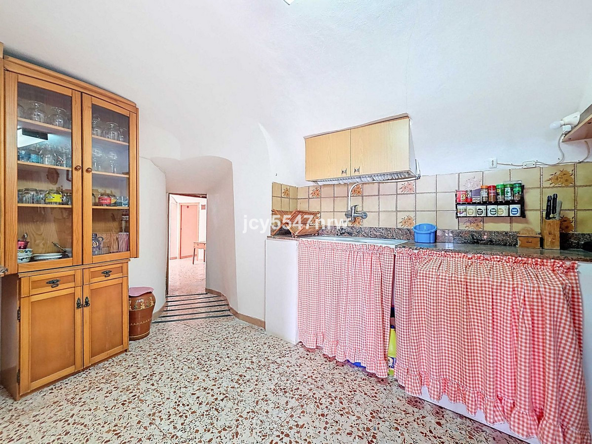 4 Bed Townhouse for sale in Pinoso Costa Blanca, Alicante, Spain