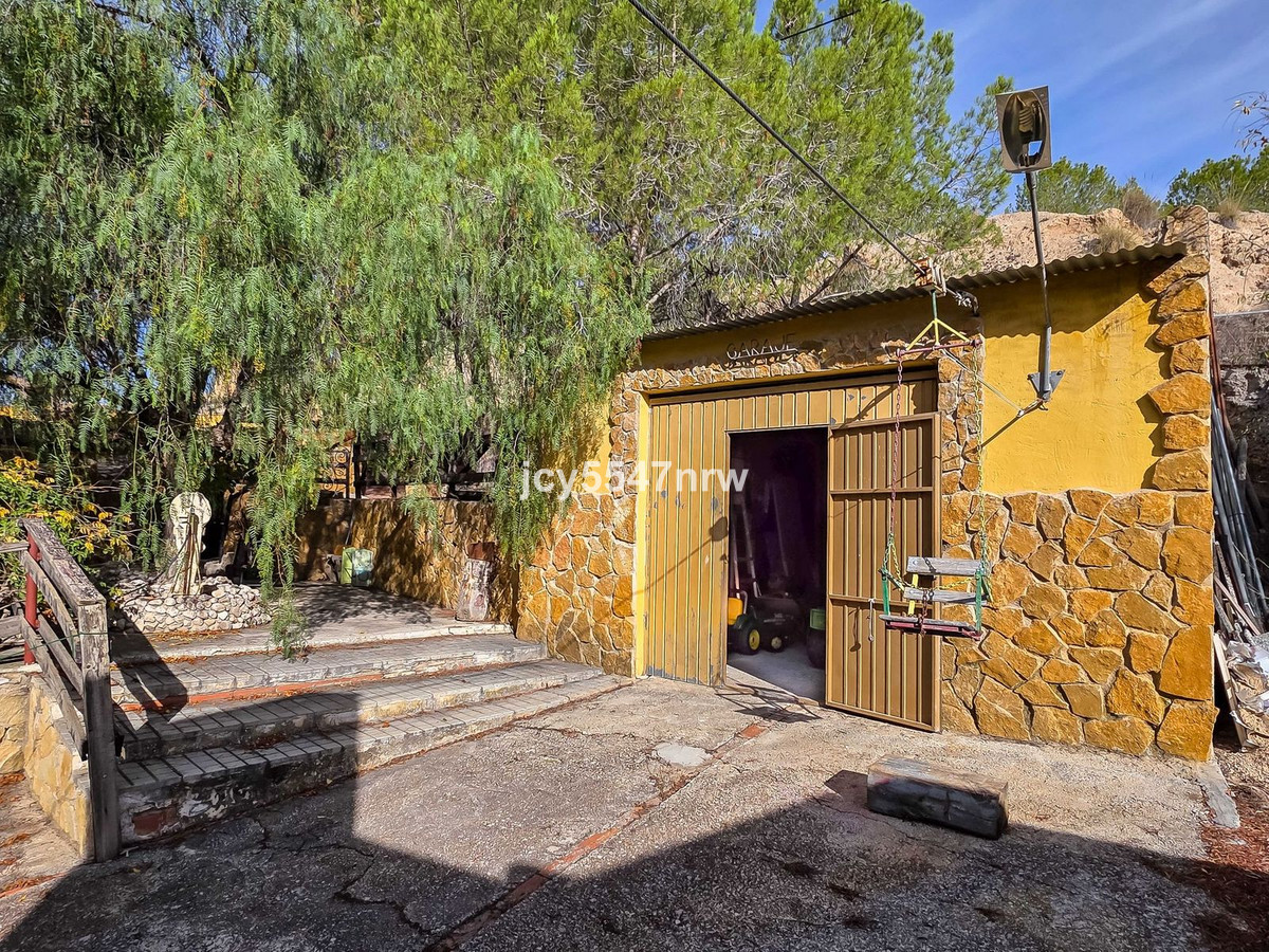 4 Bed Townhouse for sale in Pinoso Costa Blanca, Alicante, Spain
