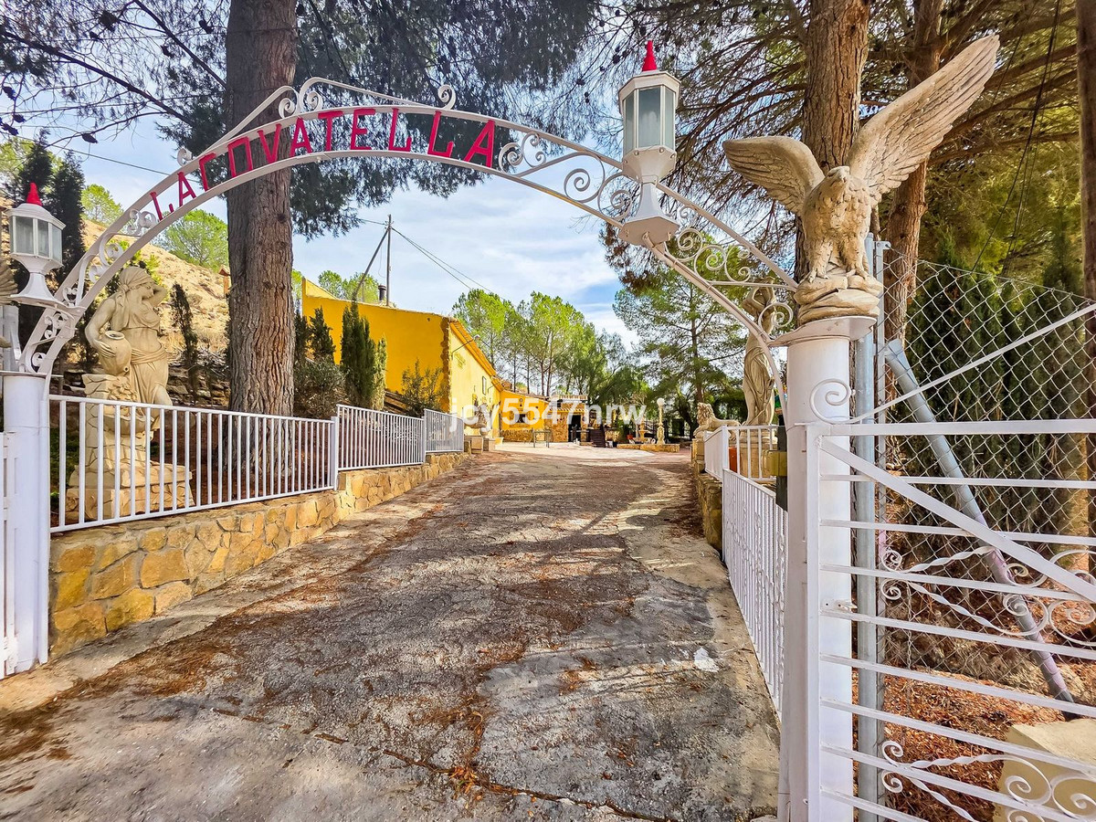 4 Bed Townhouse for sale in Pinoso Costa Blanca, Alicante, Spain