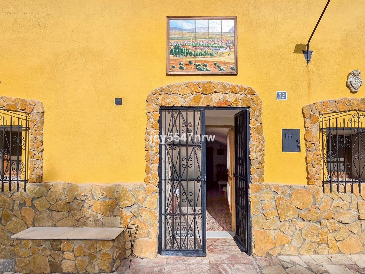 4 Bed Townhouse for sale in Pinoso Costa Blanca, Alicante, Spain