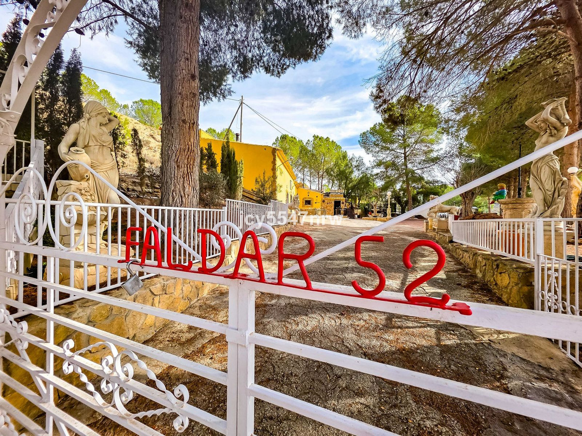 4 Bed Townhouse for sale in Pinoso Costa Blanca, Alicante, Spain