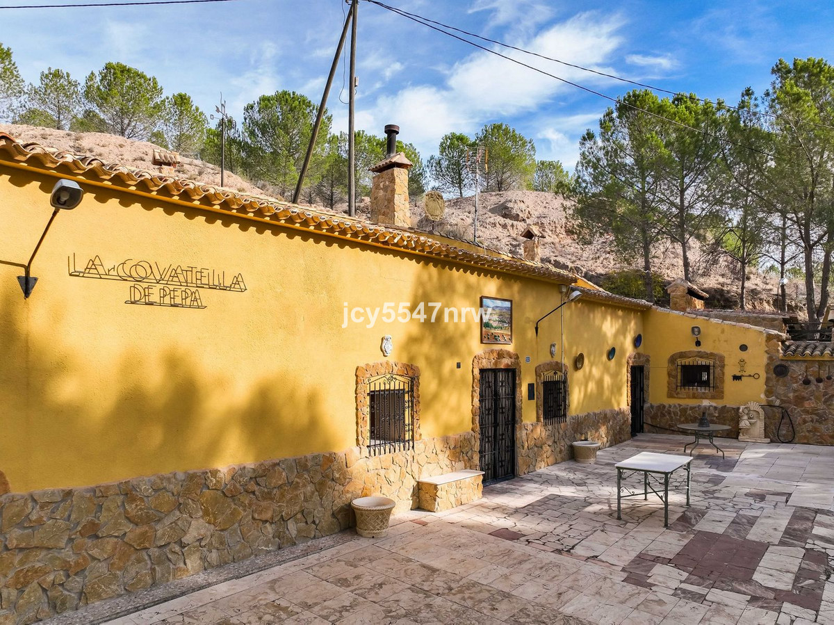 4 Bed Townhouse for sale in Pinoso Costa Blanca, Alicante, Spain