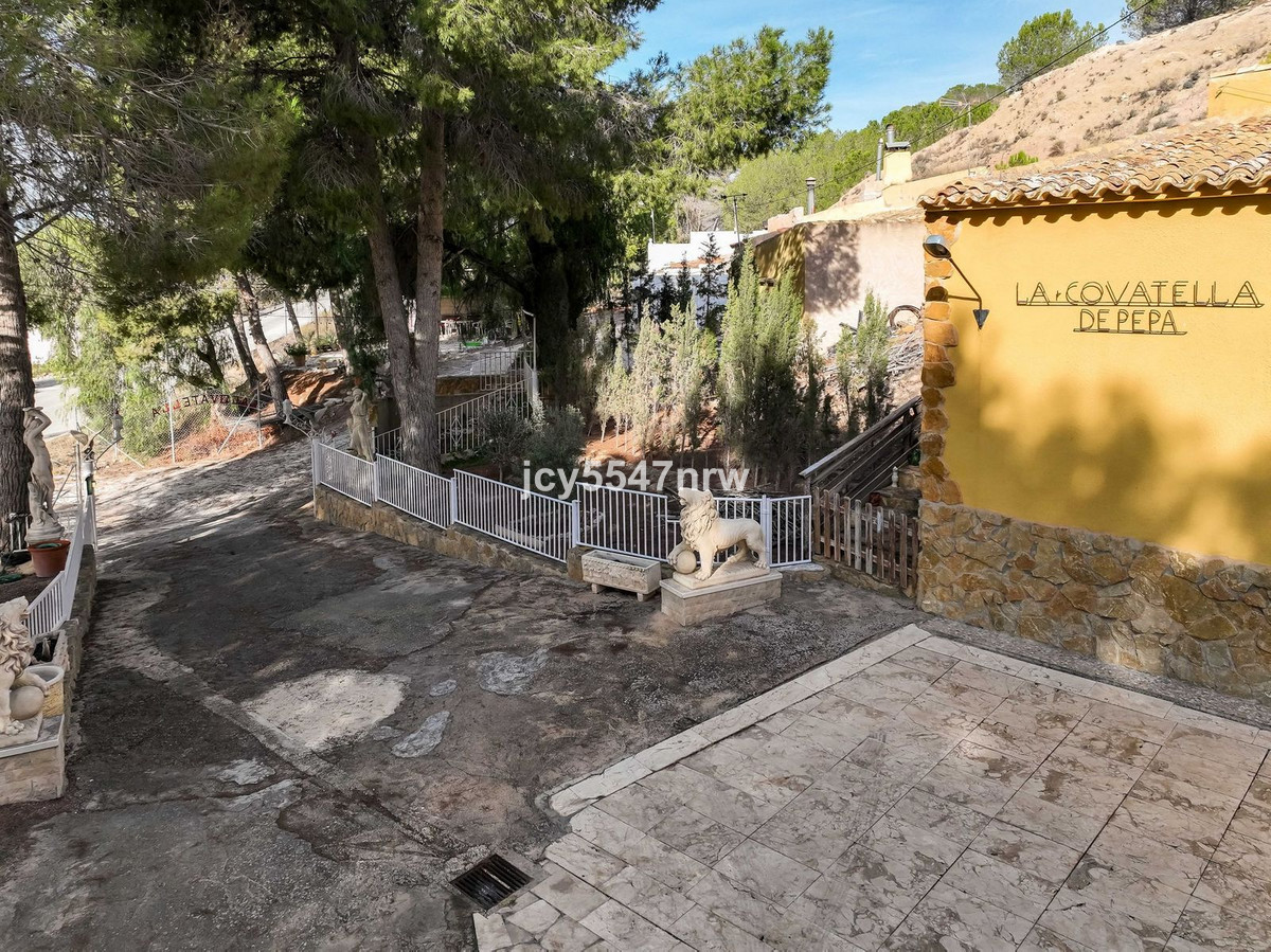 4 Bed Townhouse for sale in Pinoso Costa Blanca, Alicante, Spain