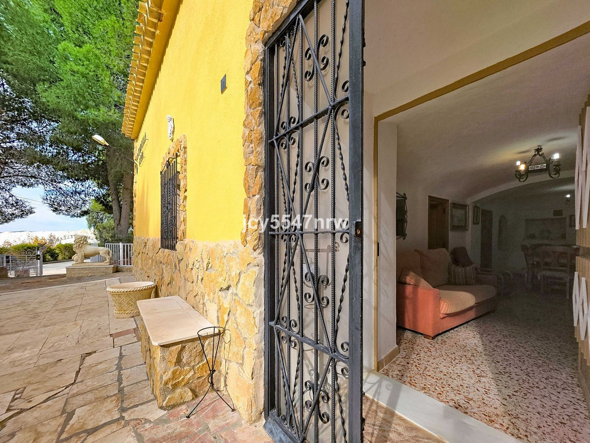 4 Bed Townhouse for sale in Pinoso Costa Blanca, Alicante, Spain