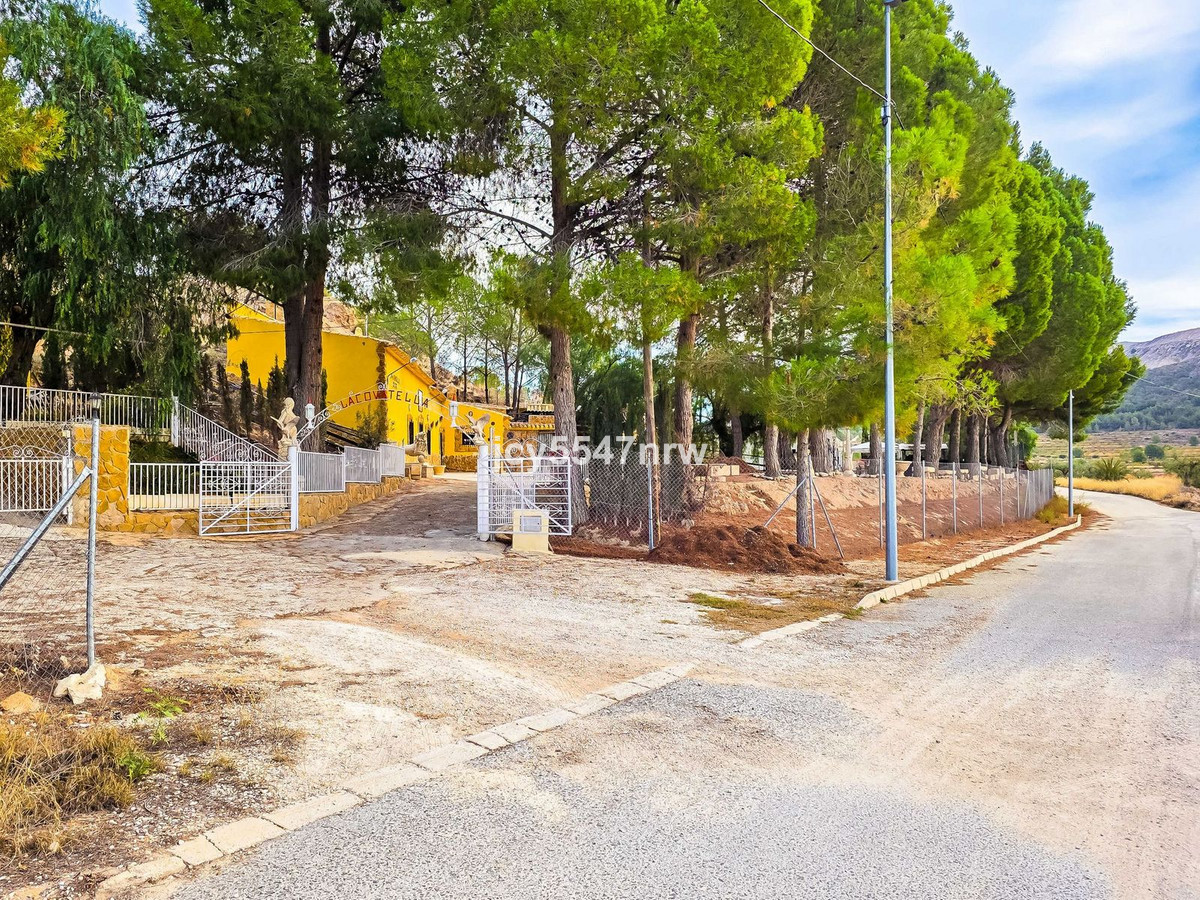 4 Bed Townhouse for sale in Pinoso Costa Blanca, Alicante, Spain