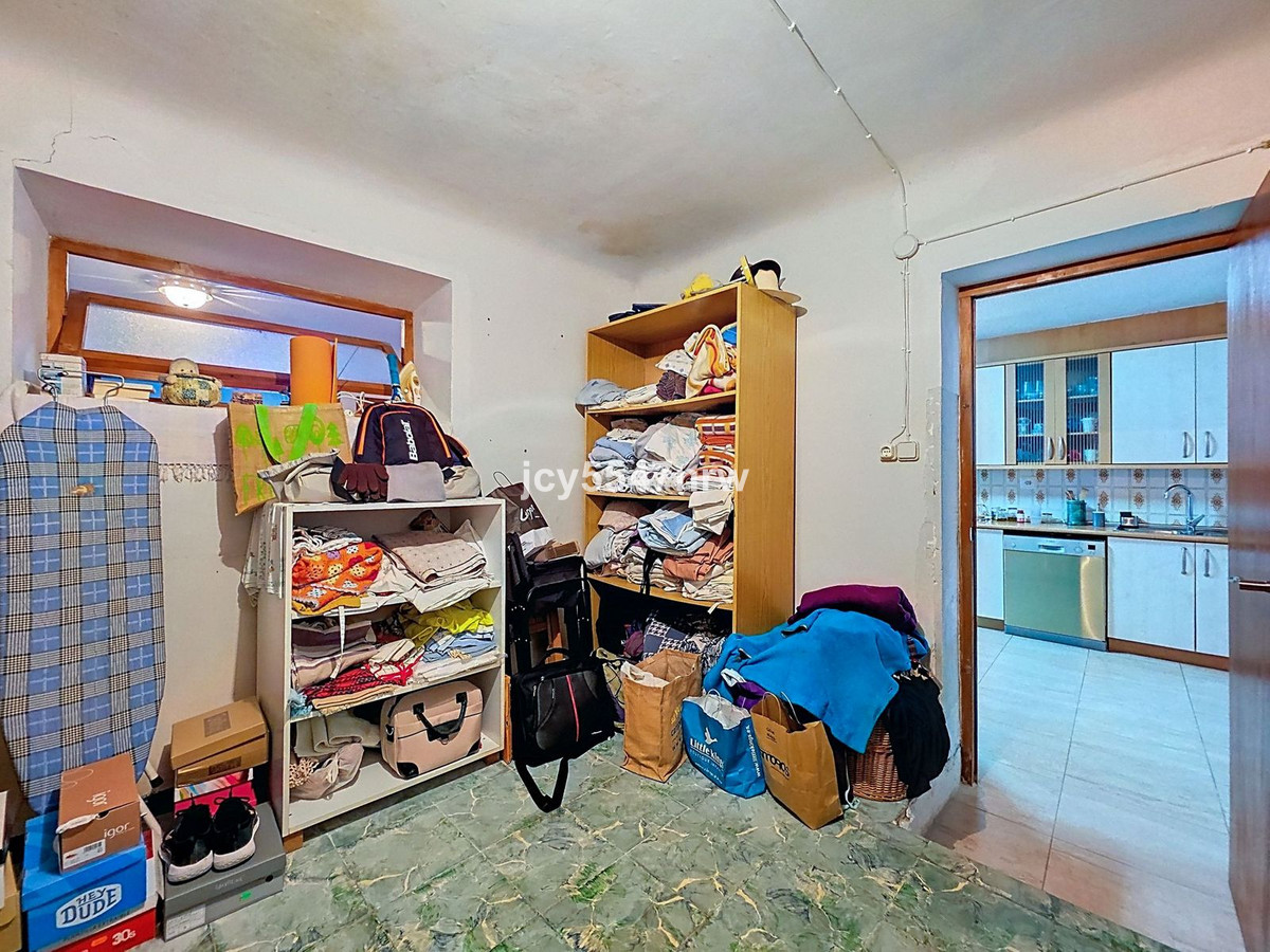 8 Bed Townhouse for sale in Pinoso Costa Blanca, Alicante, Spain