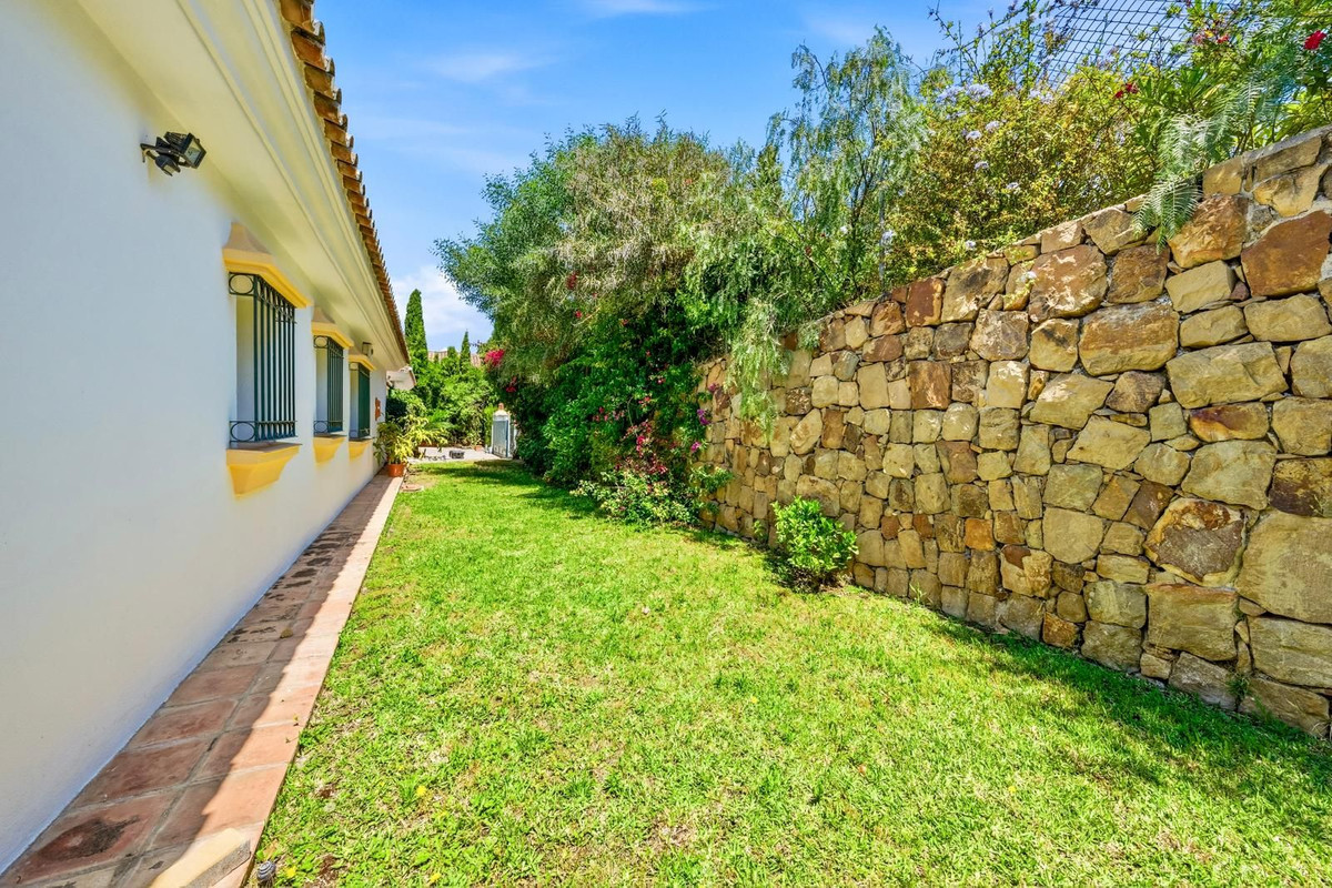 2 Bed Townhouse for sale in Benahavís Costa Del Sol, Málaga, Spain