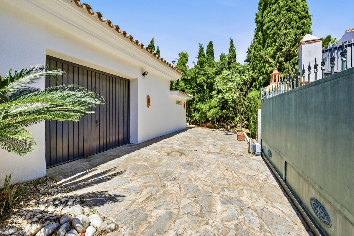 2 Bed Townhouse for sale in Benahavís Costa Del Sol, Málaga, Spain