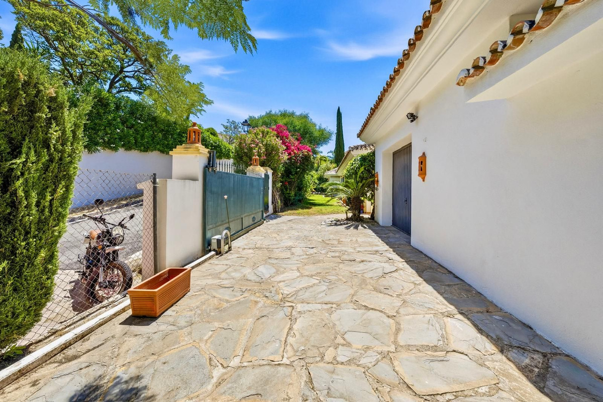 2 Bed Townhouse for sale in Benahavís Costa Del Sol, Málaga, Spain