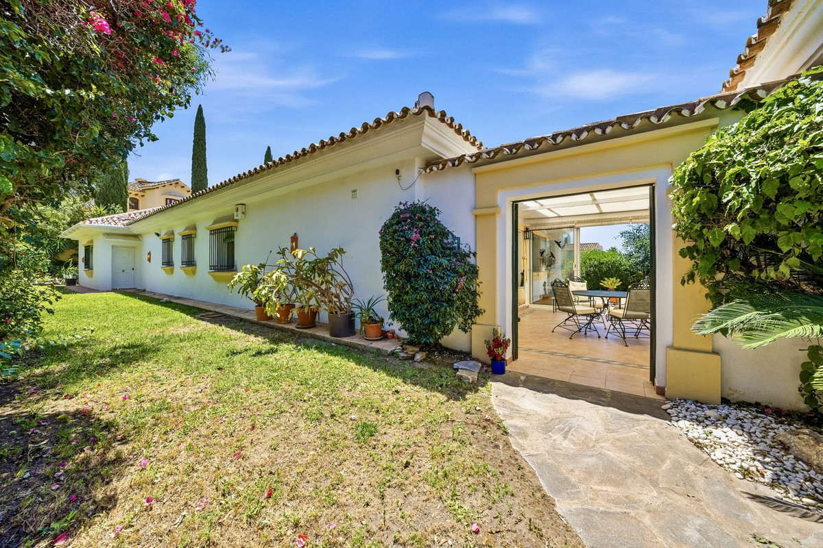 2 Bed Townhouse for sale in Benahavís Costa Del Sol, Málaga, Spain
