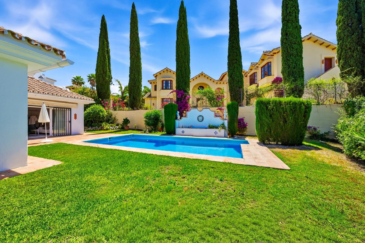 2 Bed Townhouse for sale in Benahavís Costa Del Sol, Málaga, Spain