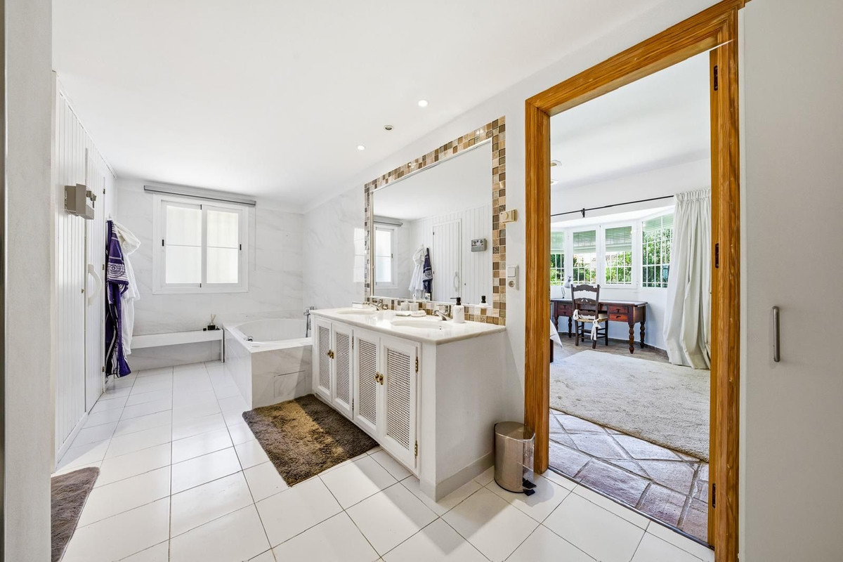 2 Bed Townhouse for sale in Benahavís Costa Del Sol, Málaga, Spain