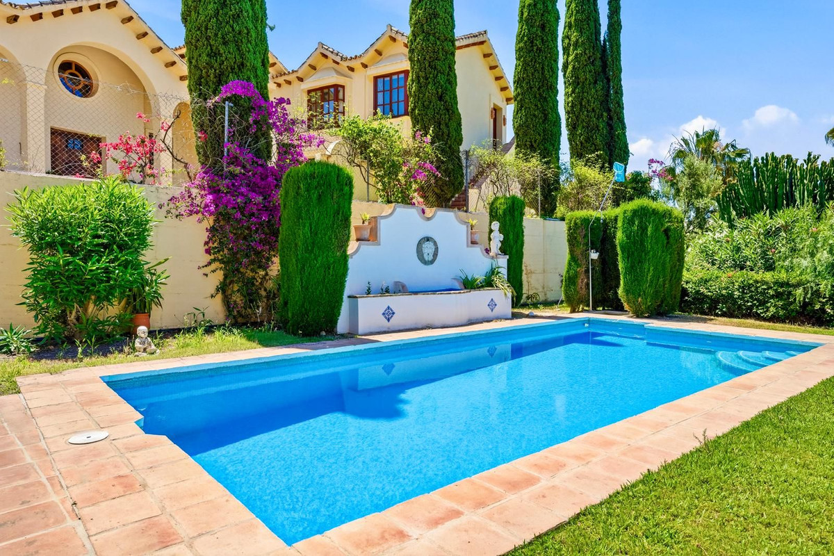 2 Bed Townhouse for sale in Benahavís Costa Del Sol, Málaga, Spain