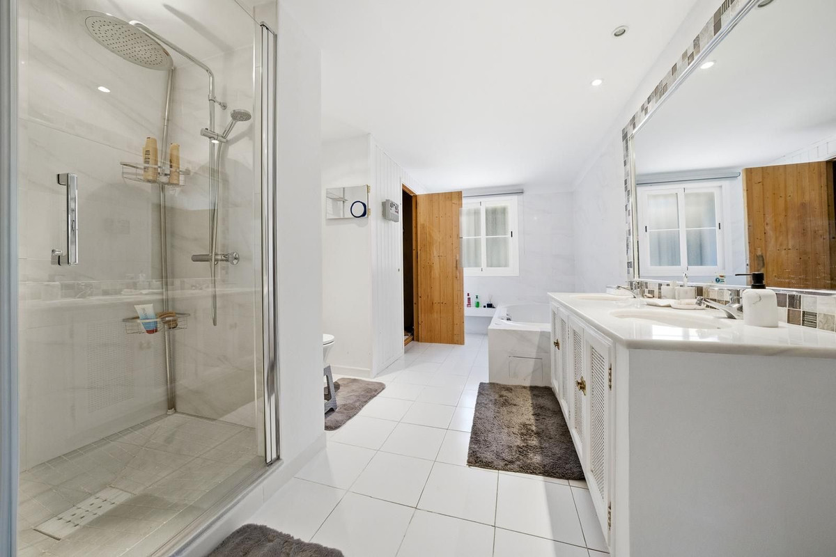 2 Bed Townhouse for sale in Benahavís Costa Del Sol, Málaga, Spain
