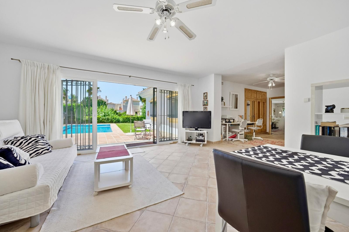 2 Bed Townhouse for sale in Benahavís Costa Del Sol, Málaga, Spain