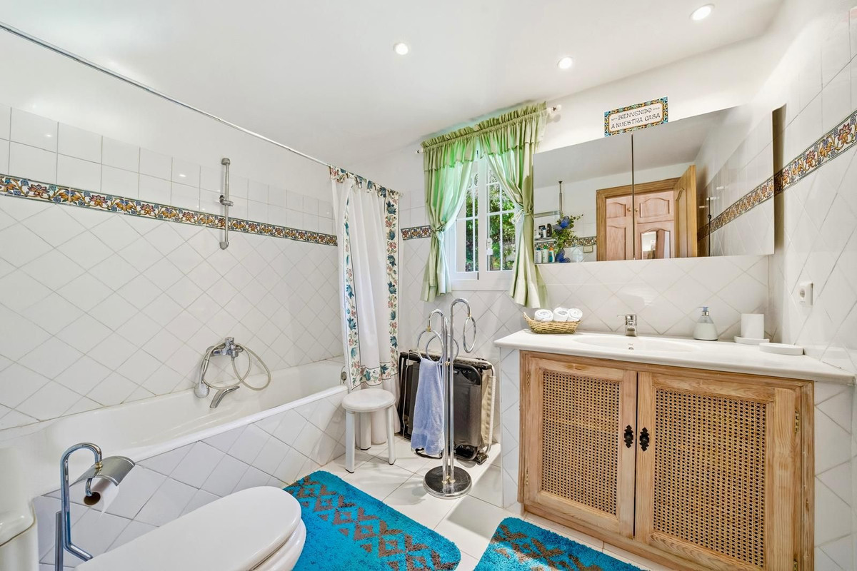 2 Bed Townhouse for sale in Benahavís Costa Del Sol, Málaga, Spain