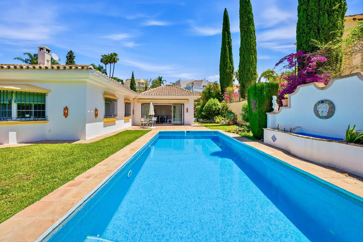 2 Bed Townhouse for sale in Benahavís Costa Del Sol, Málaga, Spain
