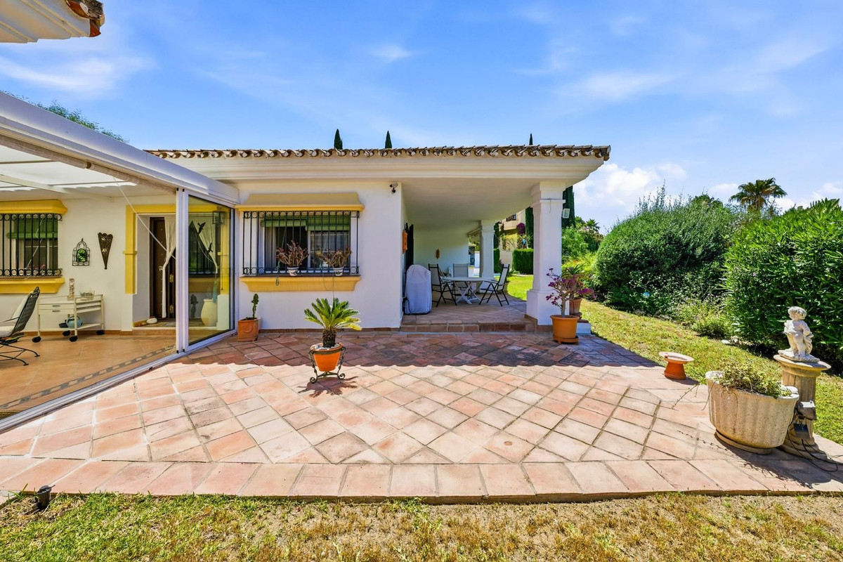 2 Bed Townhouse for sale in Benahavís Costa Del Sol, Málaga, Spain
