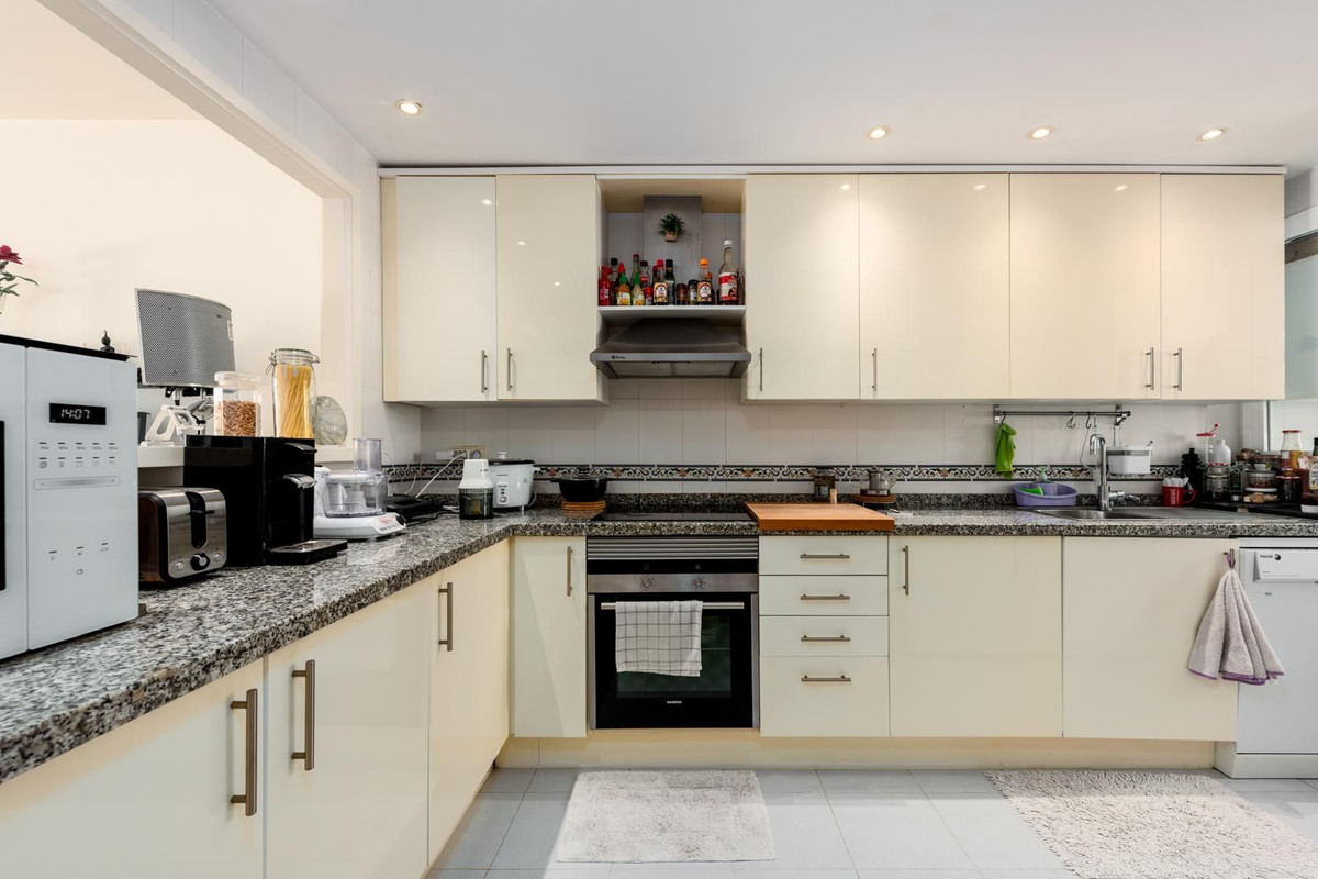 2 Bed Apartment for sale in La Duquesa Costa Del Sol, Málaga, Spain