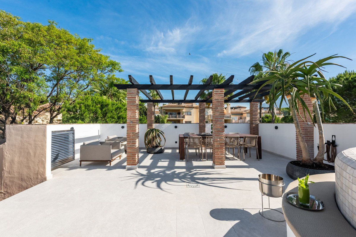 3 Bed Apartment for sale in Nueva Andalucía Costa Del Sol, Málaga, Spain