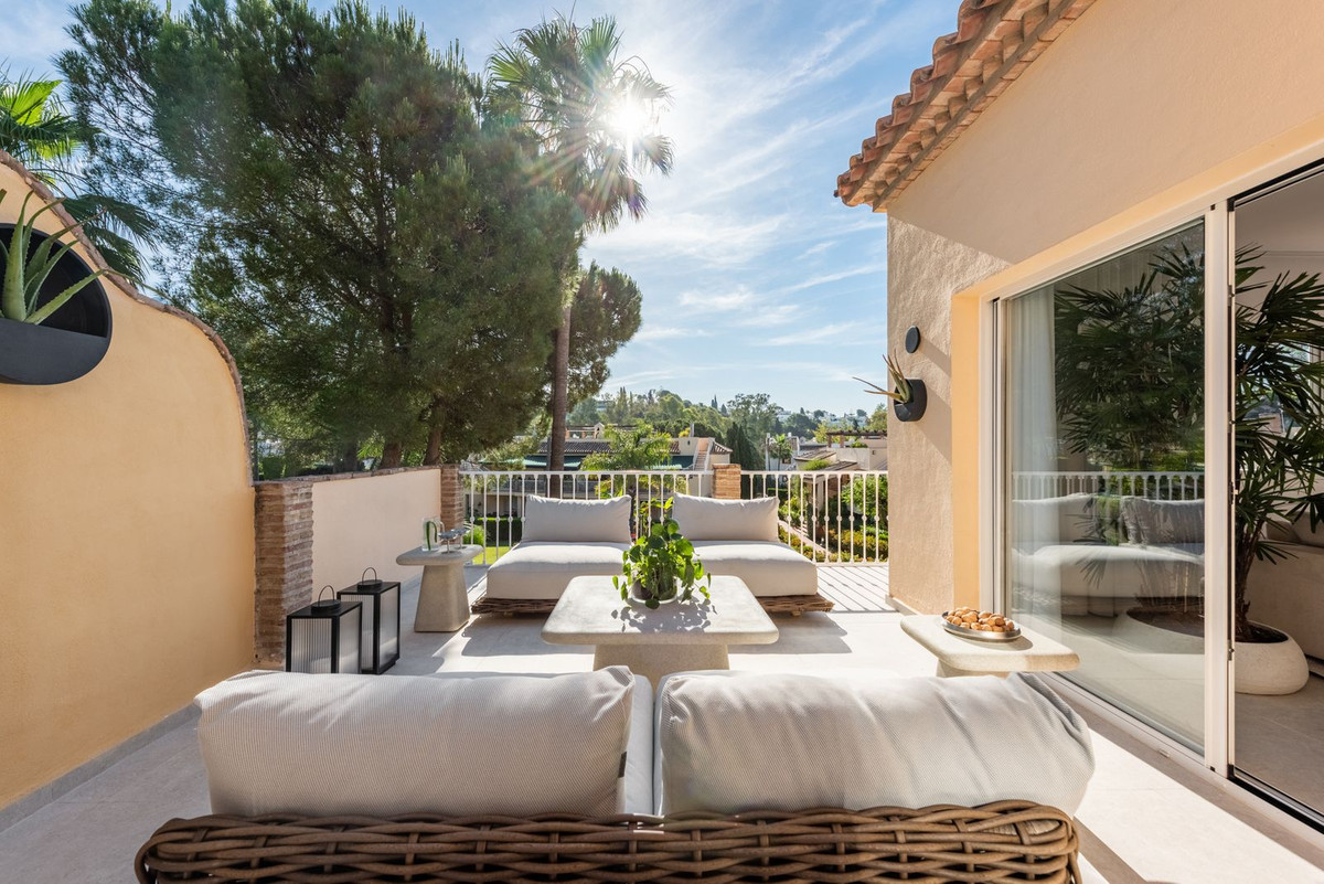 3 Bed Apartment for sale in Nueva Andalucía Costa Del Sol, Málaga, Spain