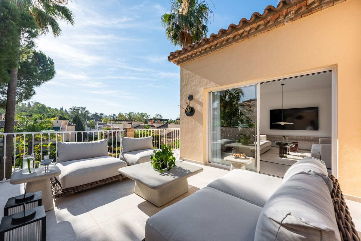 3 Bed Apartment for sale in Nueva Andalucía Costa Del Sol, Málaga, Spain
