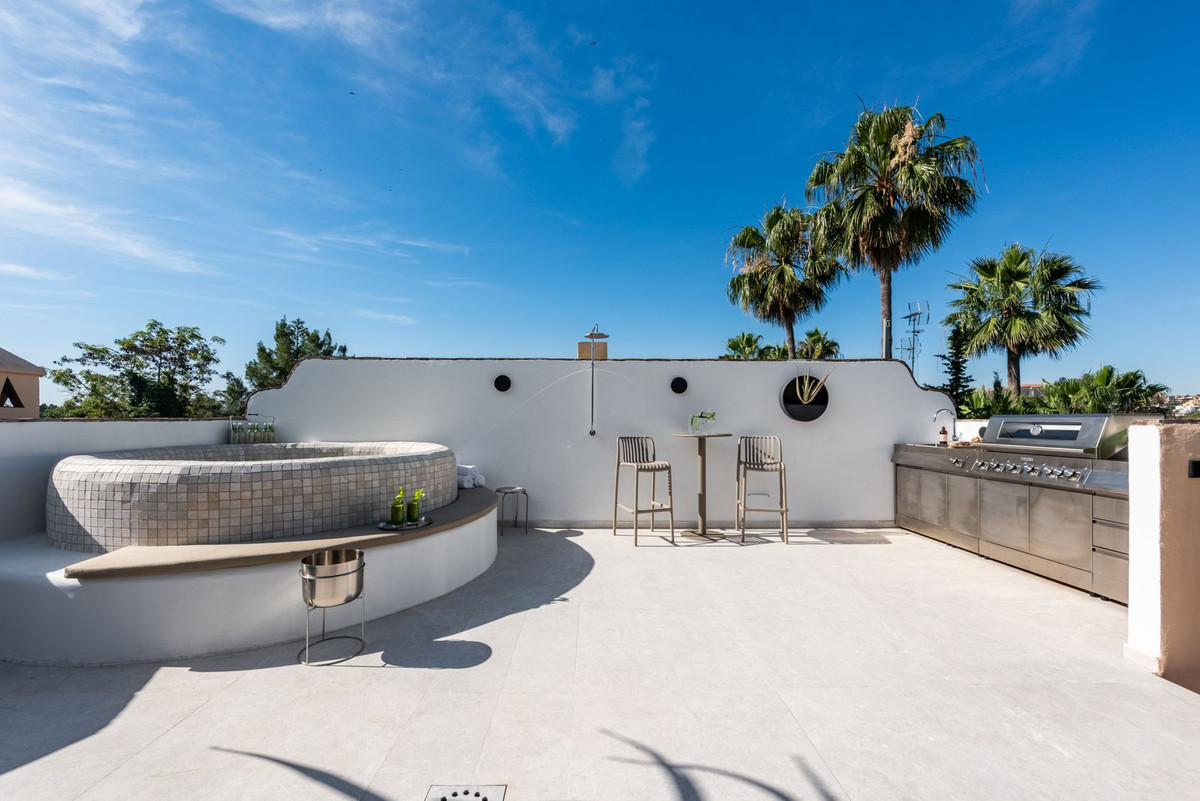 3 Bed Apartment for sale in Nueva Andalucía Costa Del Sol, Málaga, Spain