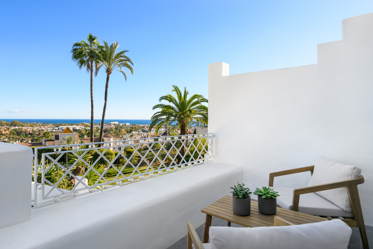 3 Bed Apartment for sale in El Paraiso Costa Del Sol, Málaga, Spain