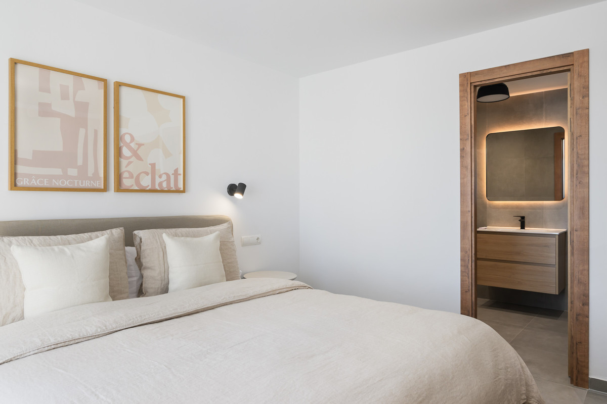 3 Bed Apartment for sale in El Paraiso Costa Del Sol, Málaga, Spain