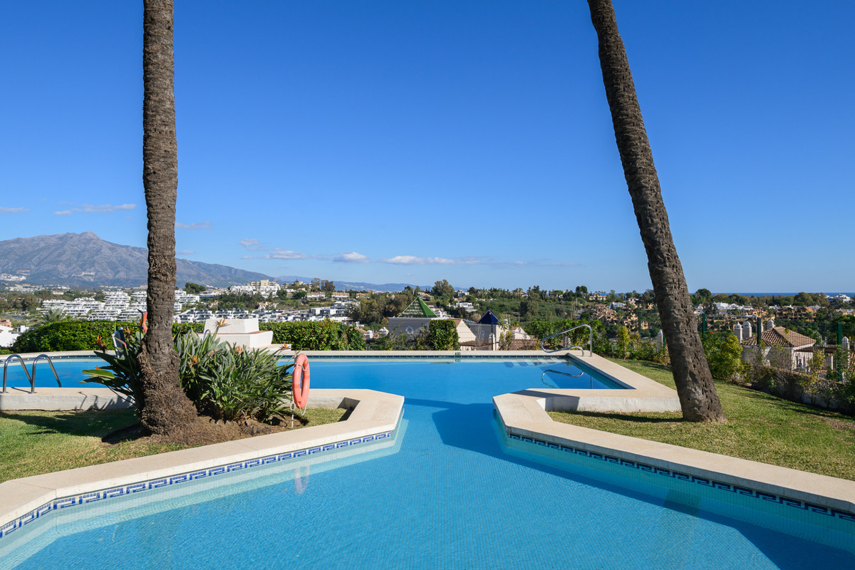 3 Bed Apartment for sale in El Paraiso Costa Del Sol, Málaga, Spain