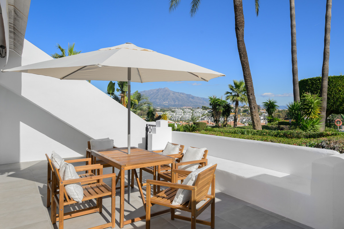 3 Bed Apartment for sale in El Paraiso Costa Del Sol, Málaga, Spain