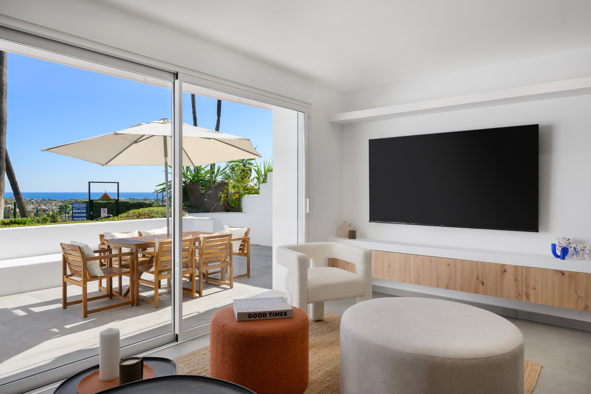 3 Bed Apartment for sale in El Paraiso Costa Del Sol, Málaga, Spain